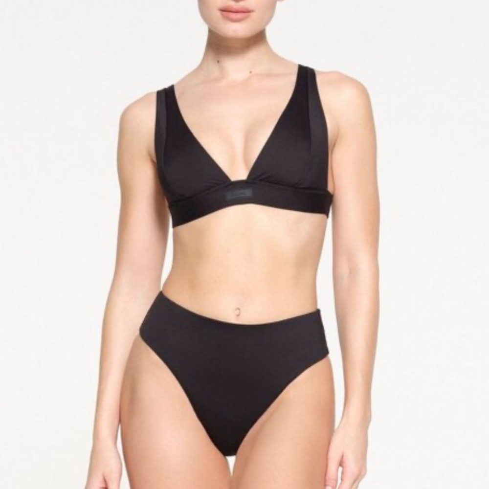 Onyx Signature Swim Plunge Bikini Top [SKIMS] • NWT